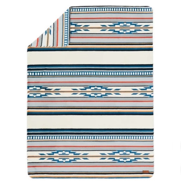 Pendleton Plush Throw - Picture 3 of 5